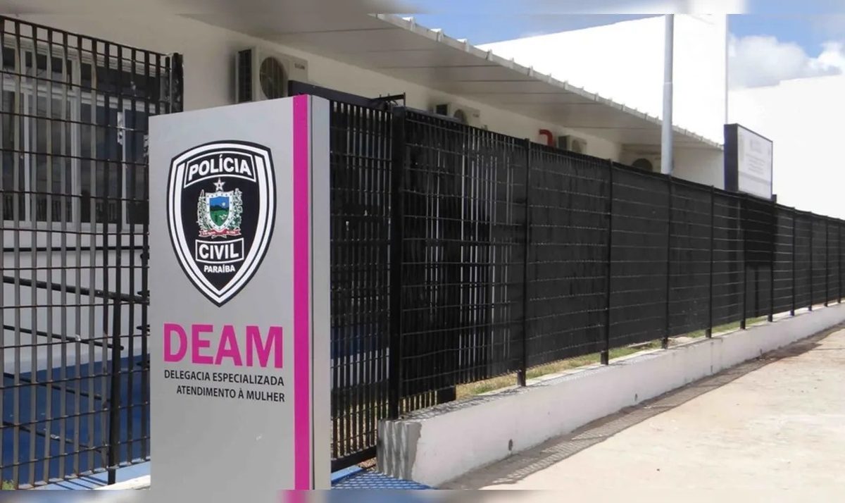 Empresário é levado à delegacia após ser solto em caso de violência doméstica, em João Pessoa
