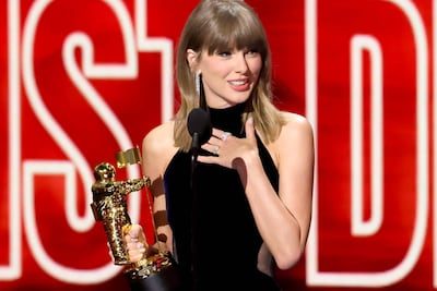 Taylor Swift meest bekroonde artiest ooit bij VMA’s, draagt prijs op aan Dolly Parton en Madonna grote slokop met 7 bee…