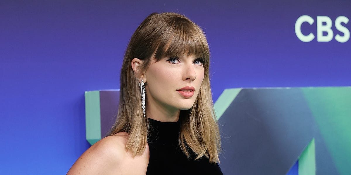 Taylor Swift Is a Sparkling Showgirl in Tamara Ralph Couture at the 2026 VMAs