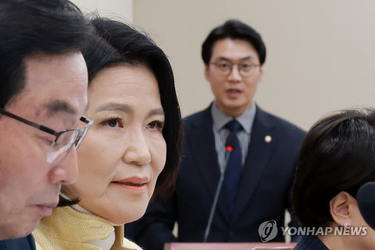 과방위, '이해충돌 논란' 이진숙 회피 촉구 결의안 與주도 의결(종합)