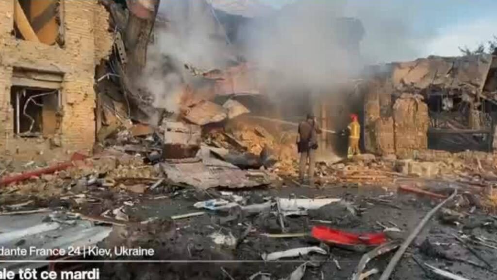 Ukraine : la Russie frappe de nouveau Kiev après la visite des émissaires américains