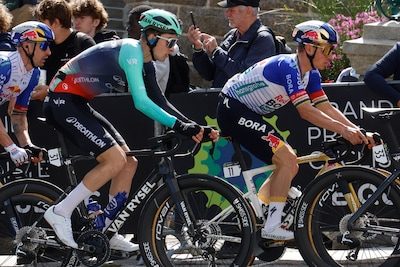 LIVE. Remco Evenepoel blijft uit handen van favorietengroep en lijkt zich op te maken voor sprint met drie