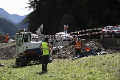 Chauffeur knalde volgens expert op los uiteinde van vangrail: dit weten we nu over dodelijke crash met Nederlandse bus…