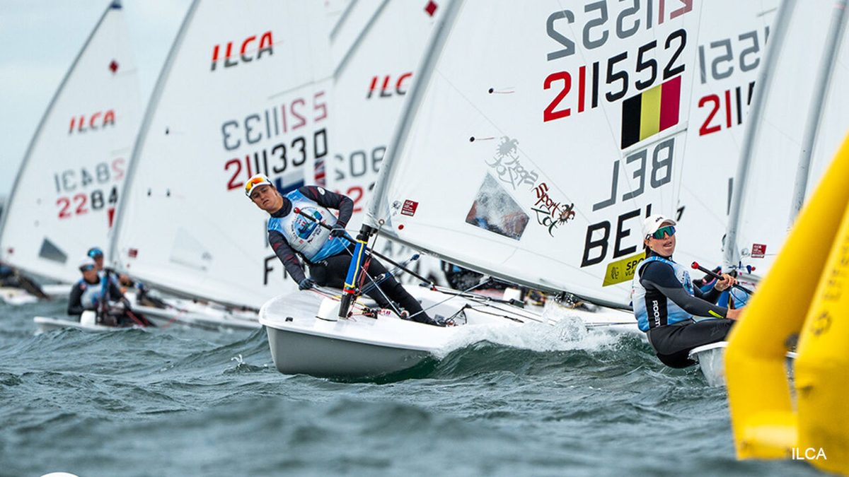 Een derde wereldtitel kan nog: Emma Plasschaert trekt naar medaillerace in tweede positie op WK zeilen
