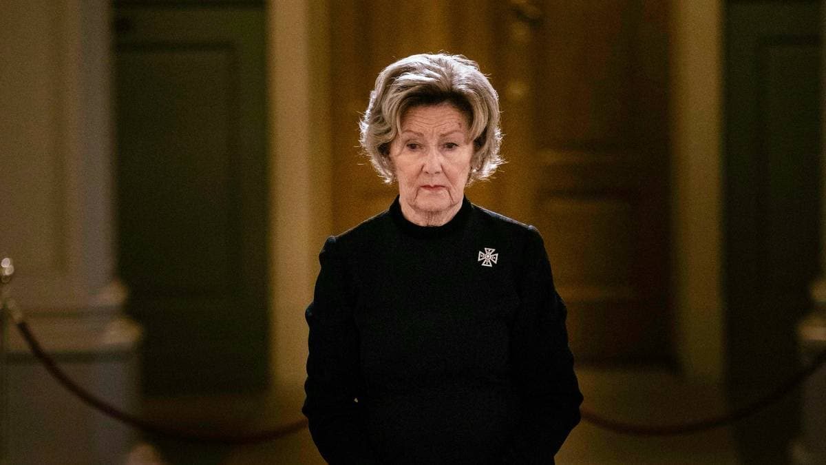 Deler bilde av dronning Sonja ved båren