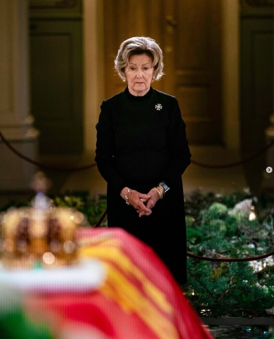 Slottet deler bilder av dronning Sonja ved båren