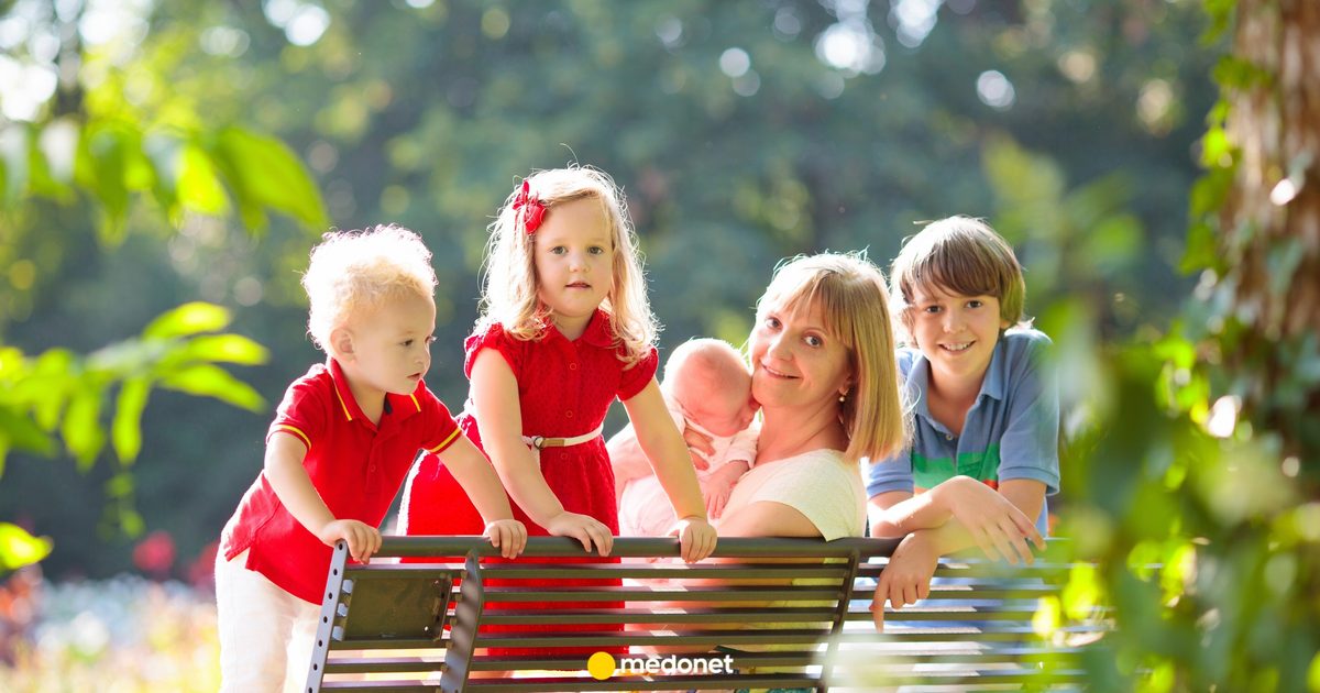 Wychowanie czwórki dzieci nie gwarantuje pieniędzy z Mama 4+. ZUS bada też sytuację materialną
