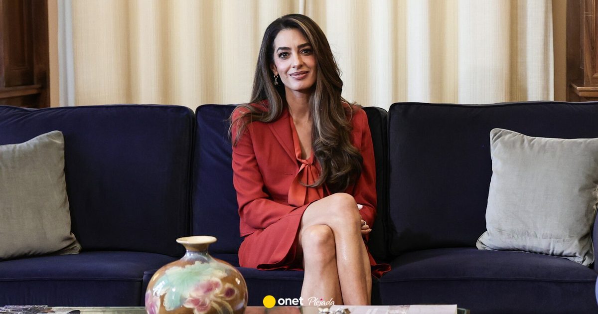 Modna Amal Clooney w Grecji. Prawniczka zabrała ze sobą mamę Barię Alamuddin