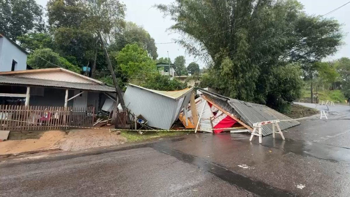 Deslizamento de terra destrói casas em Campo Bom, no RS; moradores não estavam no local