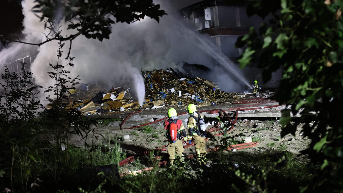 Zeer grote brand in leegstaand pand in Rotterdam