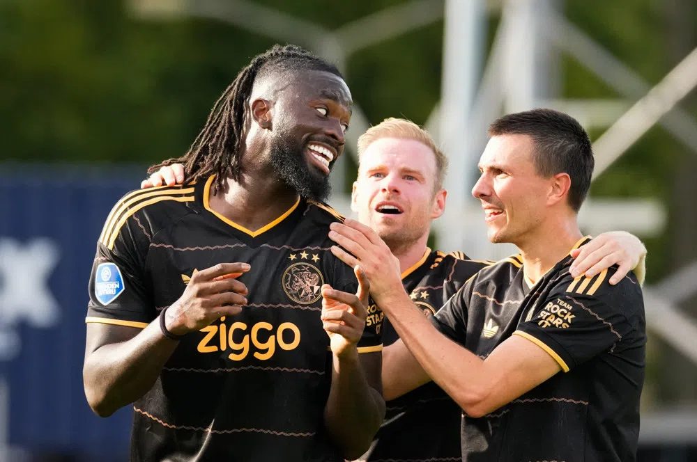 Tolu jaagt op Suárez, Brobbey en Kluivert na voortvarende start bij Ajax