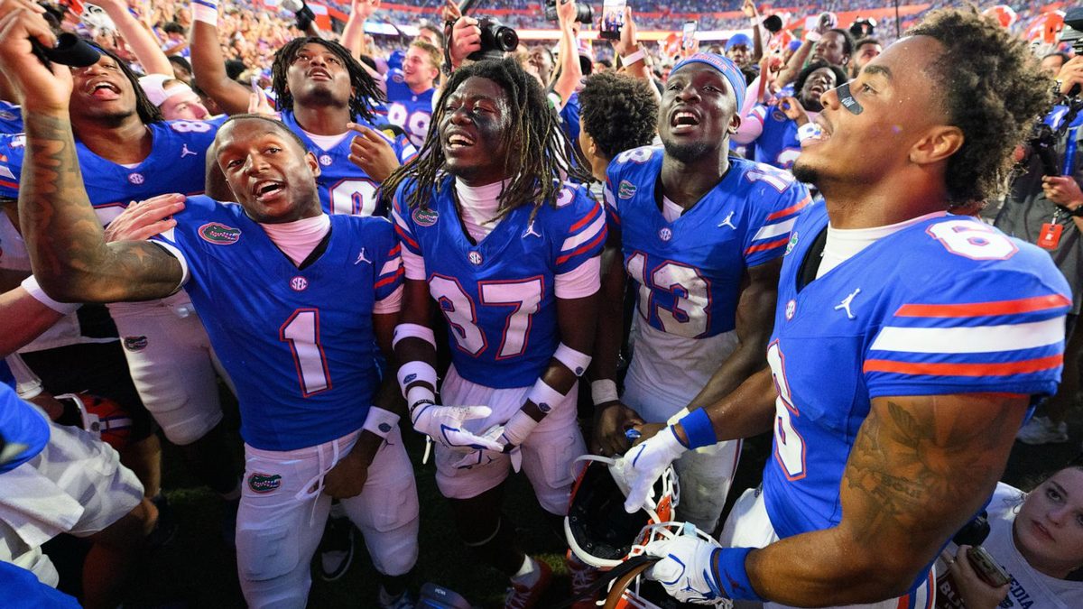 Florida would appear on CFP bracket and host a first-round game based on AP Top 25; 6 SEC teams in