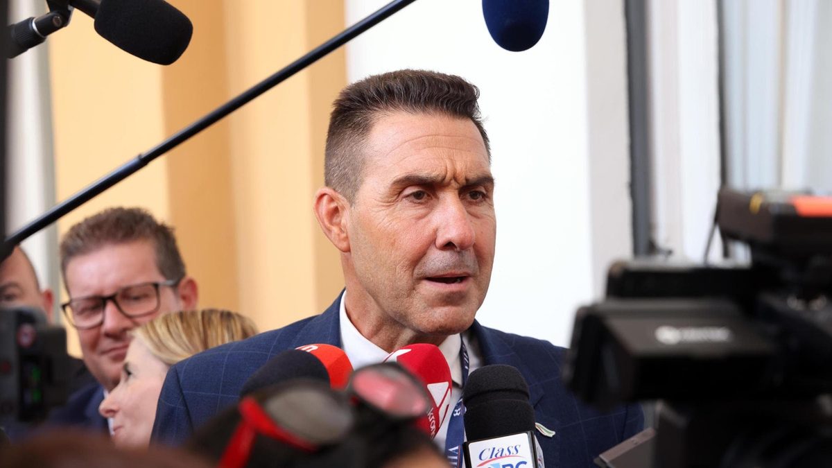 Vannacci fa lezione ai poliziotti a Torino, i saluti del Questore diventano un caso