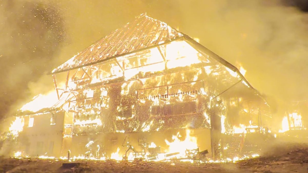 Großeinsatz im Schwarzwald - Bauernhaus steht lichterloh in Flammen