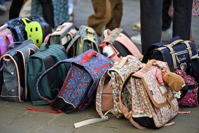 Le sac d’un enfant palestinien tagué de l’étoile de David et de l’acronyme de Tsahal à Forest