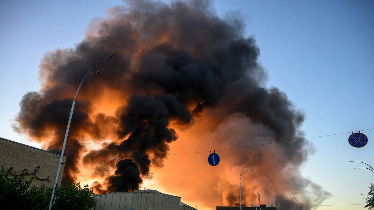 Ucraina; nuovi raid su Kiev, Londra stanzierà 100 milioni di sterline. Zelensky: 'Possibili colloqui Ucraina-Russia-Usa…