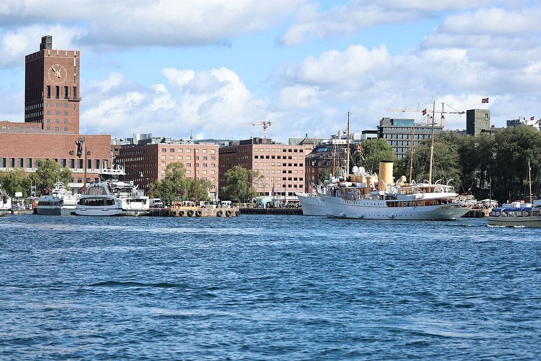 Danske kongeskipet legger til ved Rådhuset