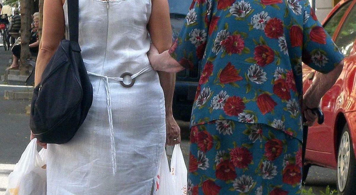 Colf e badanti, contributi in scadenza a ottobre: quanto deve pagare la famiglia e cosa rischia chi salta il versamento