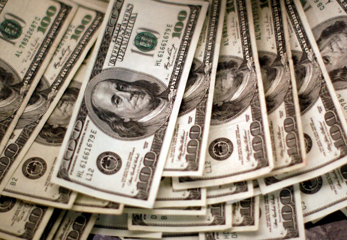 Dólar abre em queda nesta terça-feira, de olho em alta do petróleo e cenário eleitoral