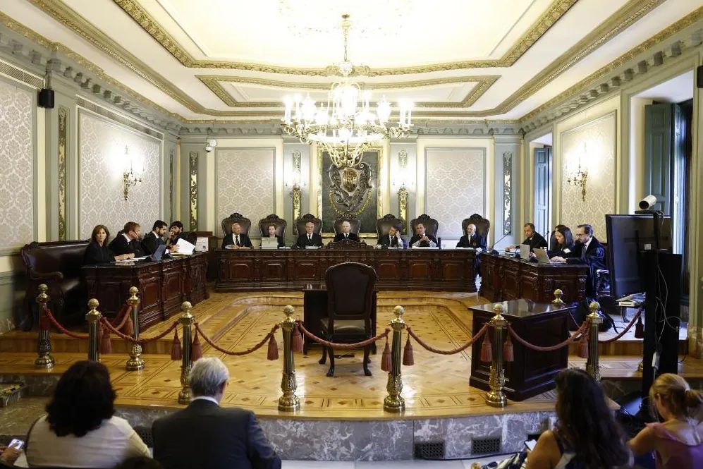 Revés en el Supremo a la 'ley de nietos' del Gobierno: la Justicia paraliza su inscripción en el censo electoral