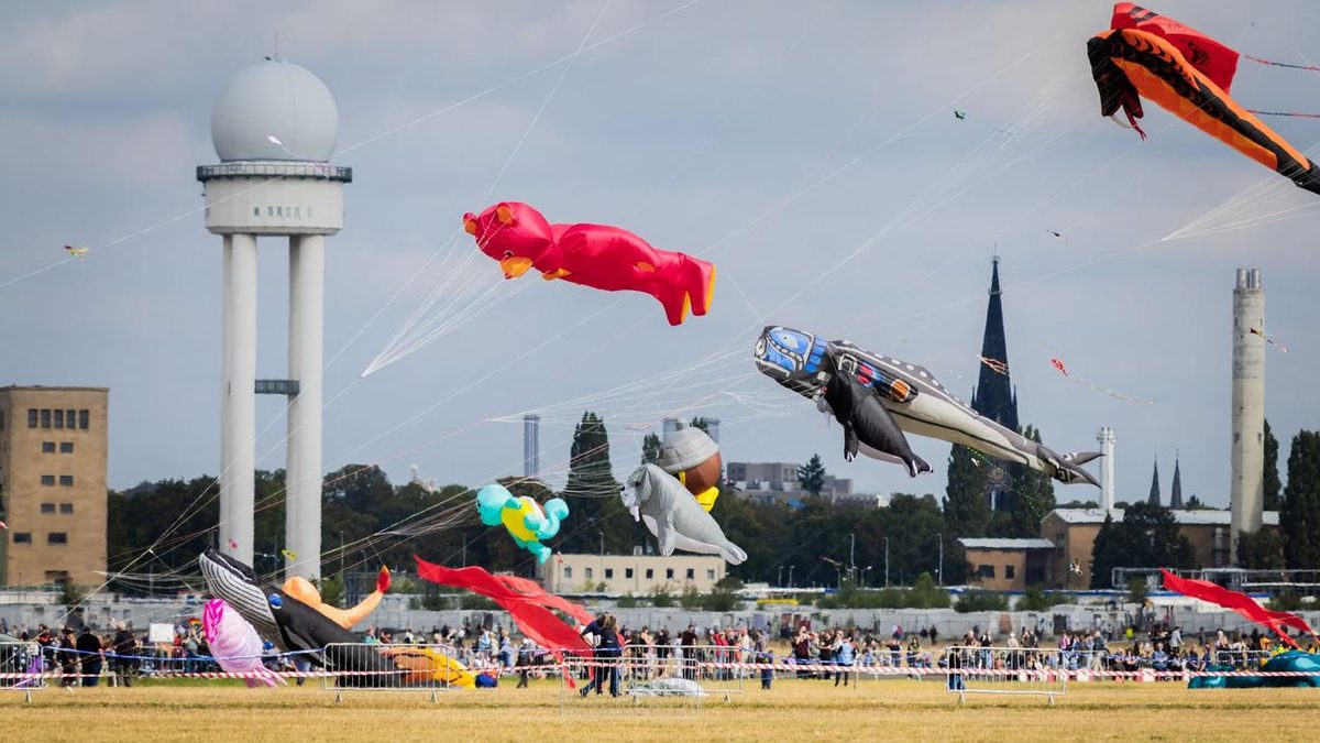 Riesendrachen: Festival der Riesendrachen auf dem Tempelhofer Feld