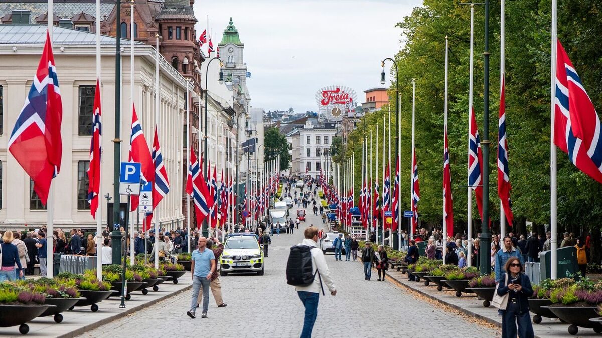Politiet følger med på vinduer langs Karl Johan under gravferden