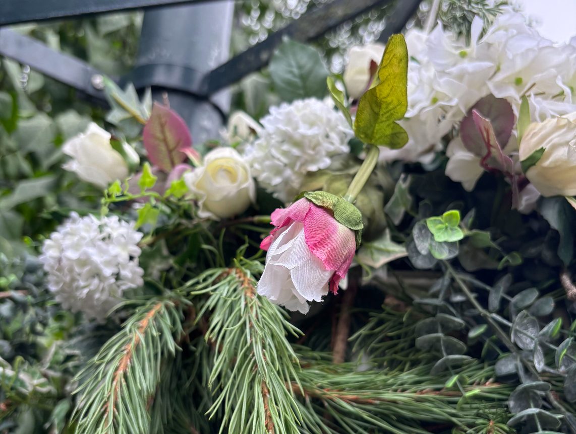 Ser du noe uvanlig med blomstene som kommunen pynter med før gravferden?
