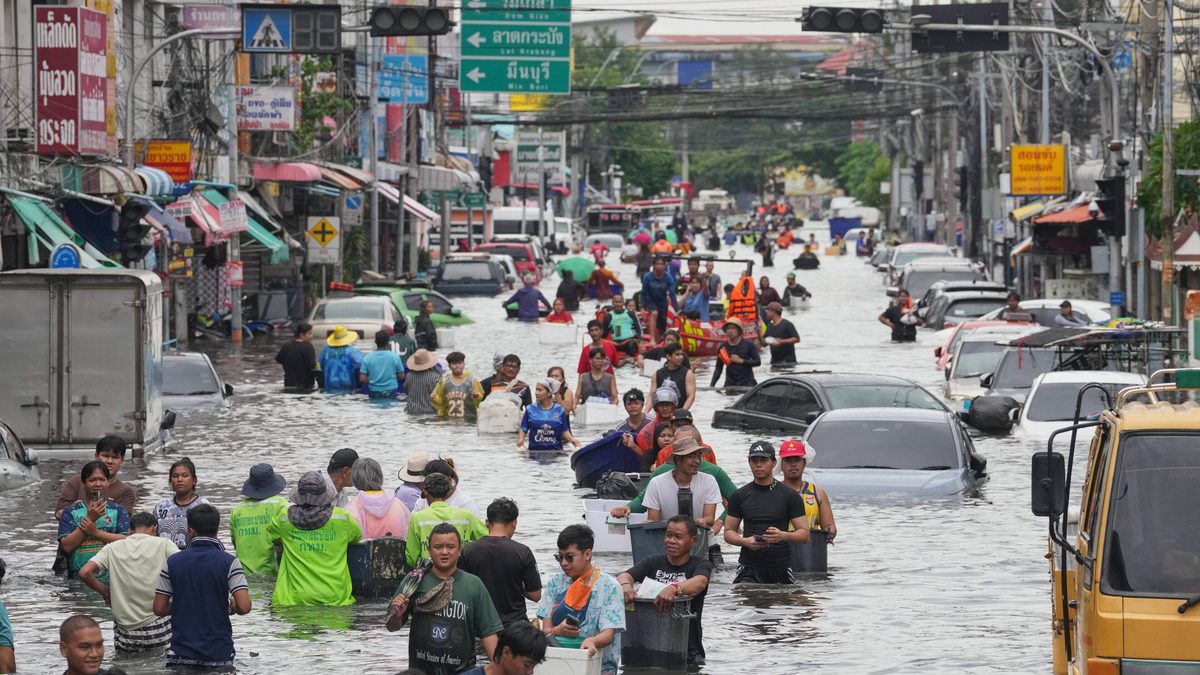 Duizenden inwoners Bangkok in noodopvang na noodweer