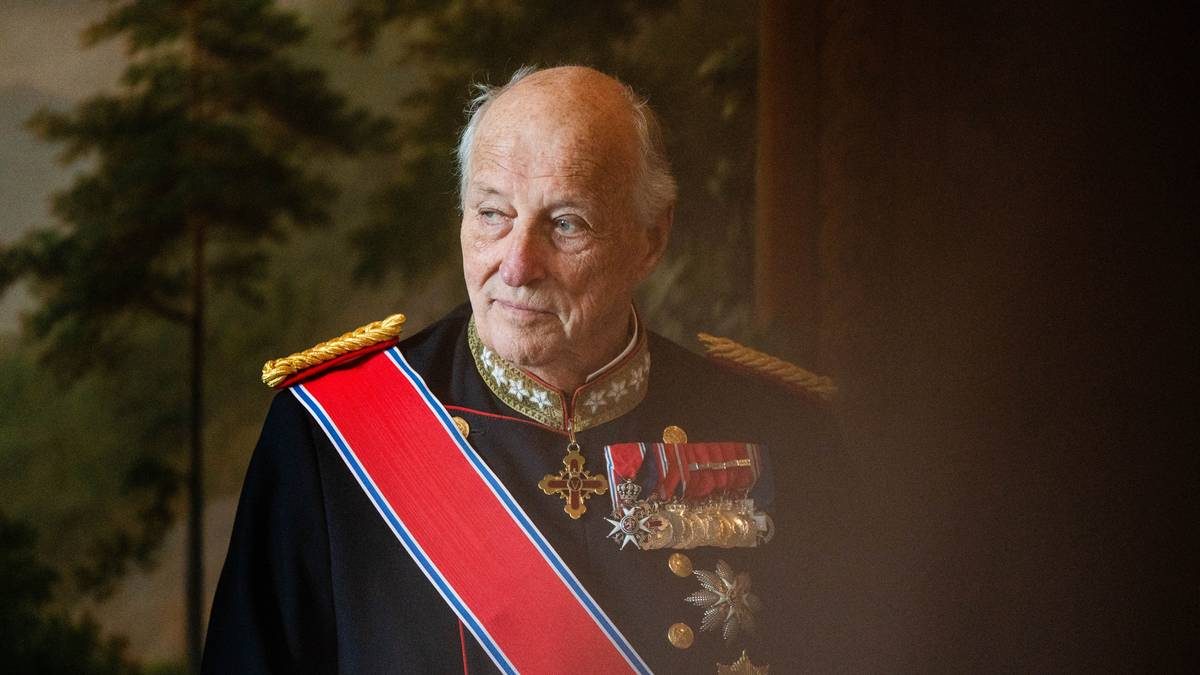 Kongefamilien hilser fra Slottsbalkongen onsdag klokken 16.45
