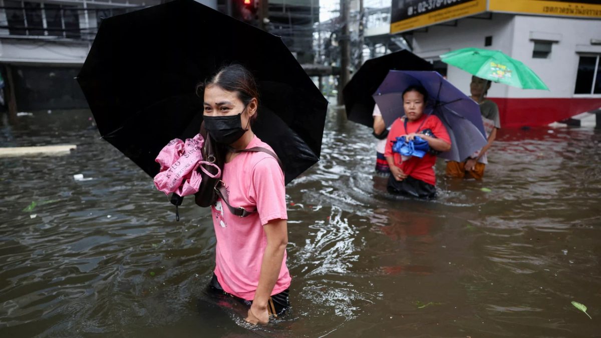 Ook met kniehoog water na overstromingen gaat de markt in Bangkok door