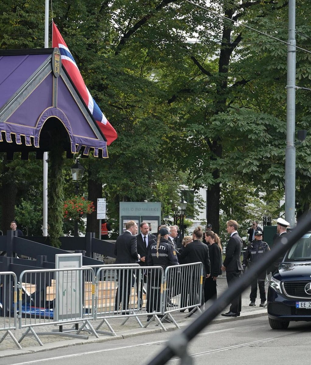 Deler av kongefamilien samlet i domkirken