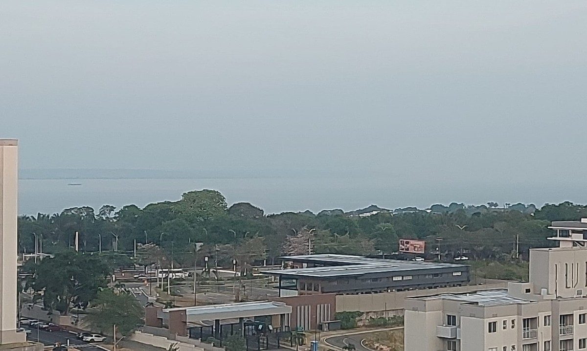 Manaus amanhece encoberta por fumaça e registra qualidade do ar moderada nesta terça-feira (8)