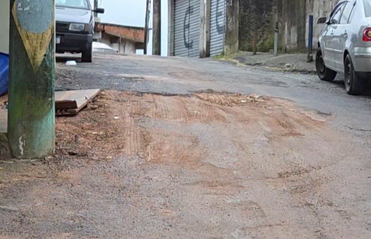 Buracos e trechos com asfalto deteriorado viram desafio para motoristas em Teresópolis