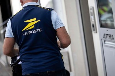 Postbode laat 62 kilo aan brieven achter in Frans bos