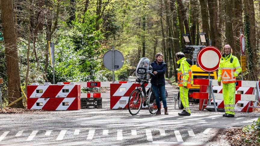 Machteloze gemeenten zetten betonblokken in om sluipverkeer via Google Maps te voorkomen