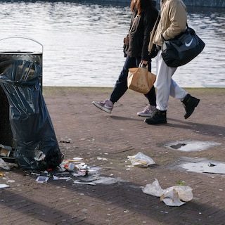 Deze nieuwe prullenbak heeft zelfsluitende deuren, steviger binnenwerk én een recyclevoorziening