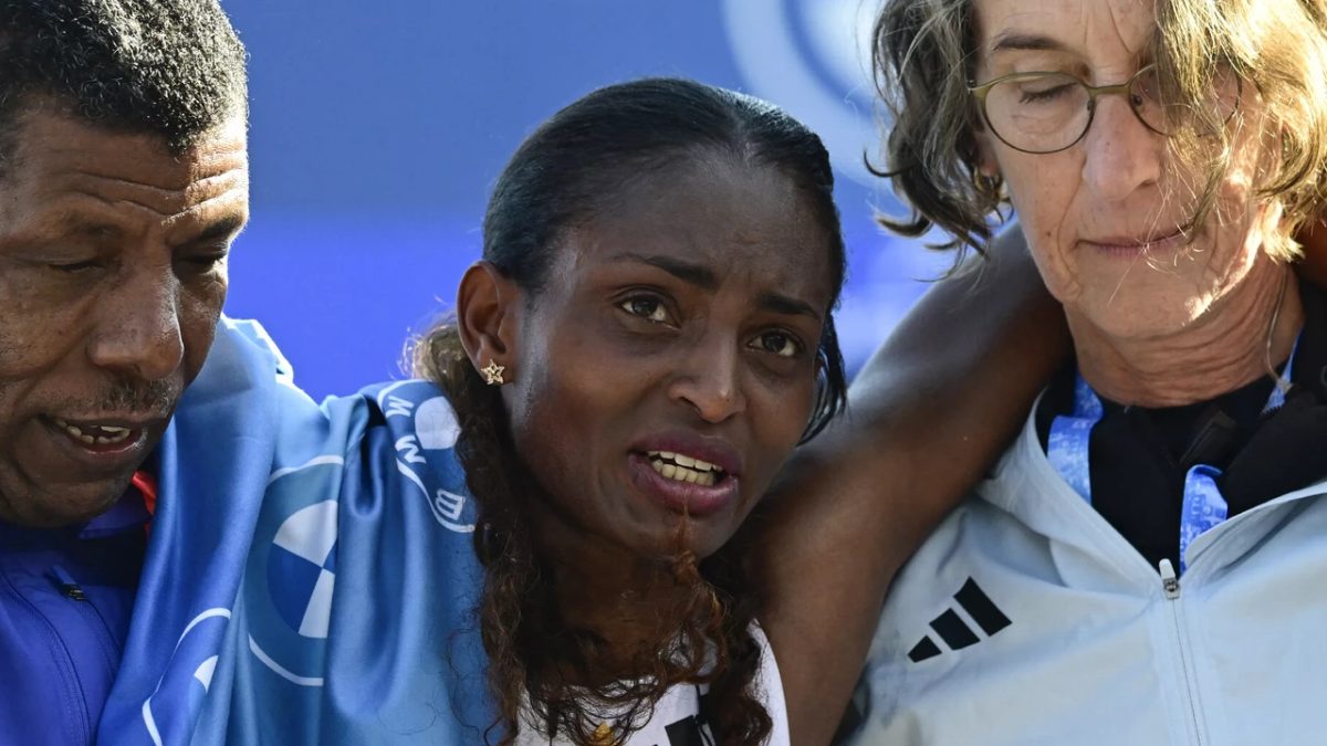 Assefa wint marathon Berlijn met gescheurde achillespees en ligt zes maanden eruit