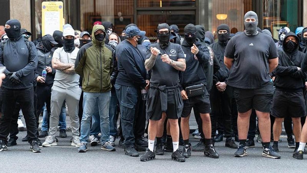 La nueva cara de la extrema derecha británica: los encapuchados de negro que bloquean puertos y carreteras