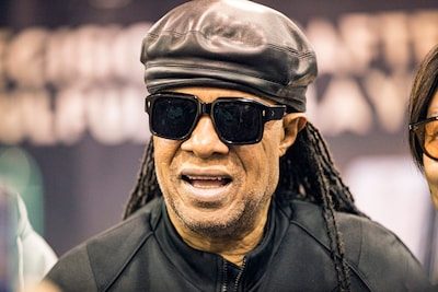 Stevie Wonder verrast fans met vier onuitgebrachte nummers (maar slaat België over tijdens jubileumtour)