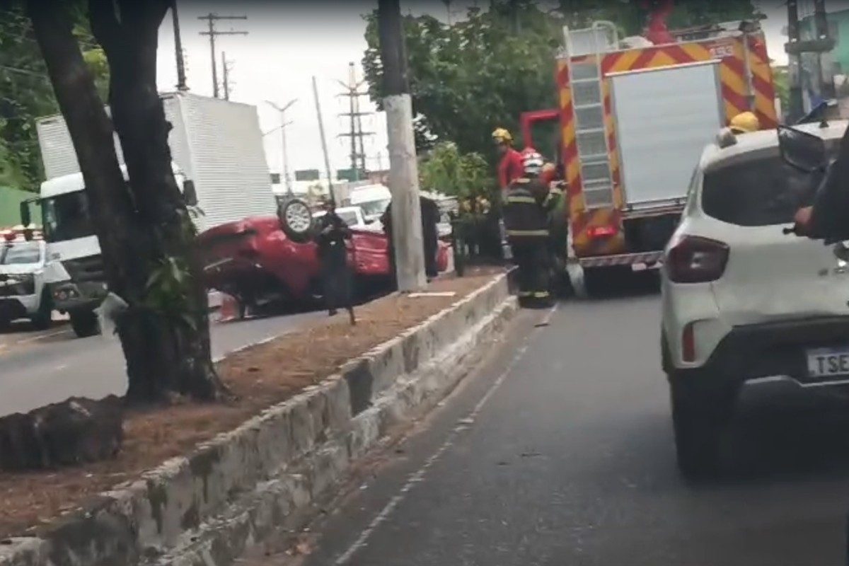 Carro capota na Avenida Rodrigo Otávio, em Manaus