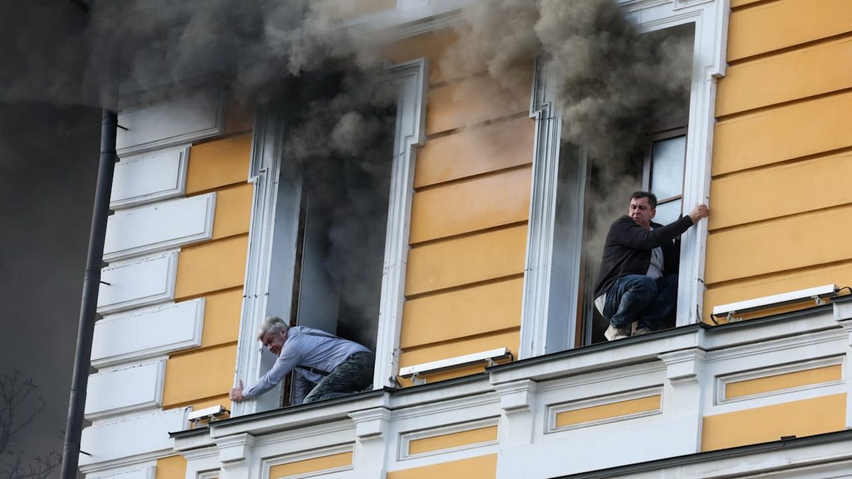 Russische Horror-Attacke auf Kiew - Ukrainer klettern aus brennendem Gebäude