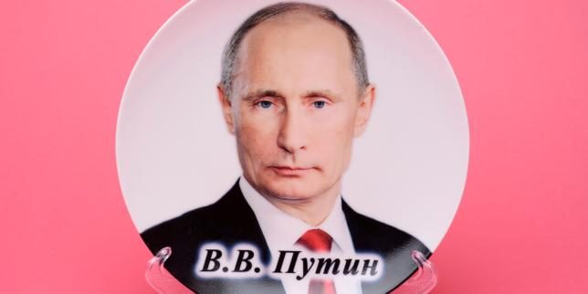 « Le Tsar en personne » : « Le Monde » publie les extraits de l’enquête choc sur le quart de siècle de Vladimir Poutine…