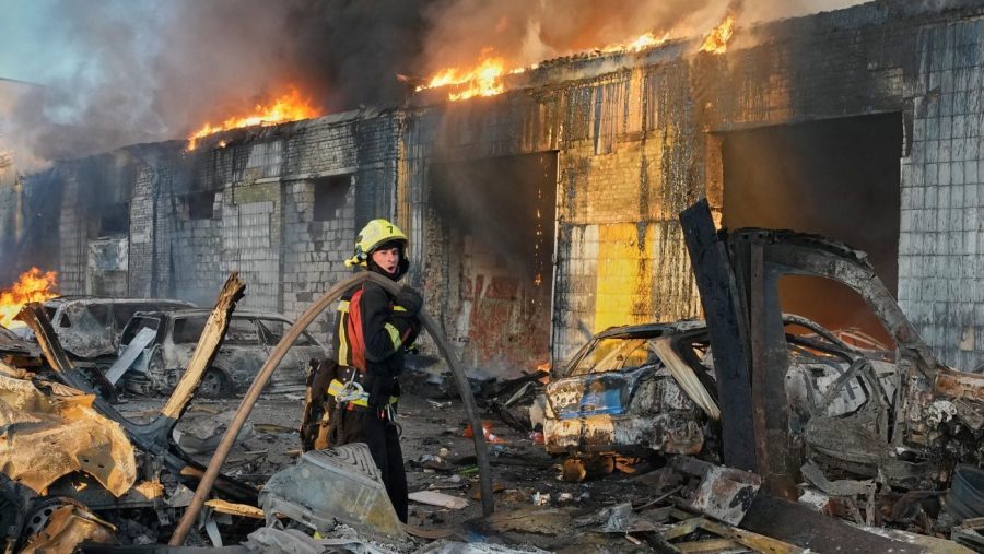 Russia resumes strikes on Kyiv after pause for US envoys' visit
