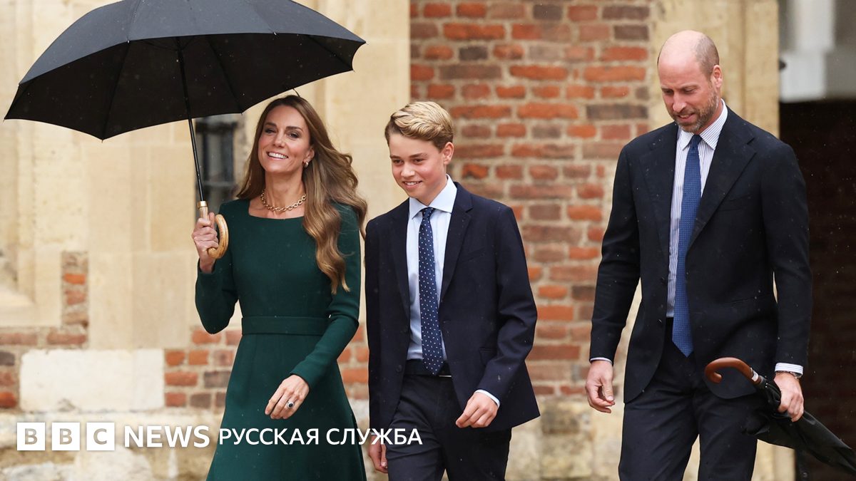 Принц Джордж начал учиться в Итонском колледже. На фотографиях в школьной форме он очень похож на своего отца Уильяма