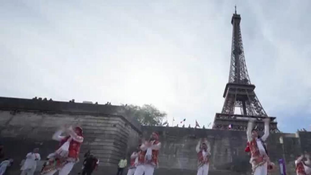 La Tour Eiffel évince le personnel féminin lors de la venue d'une délégation Hindoue