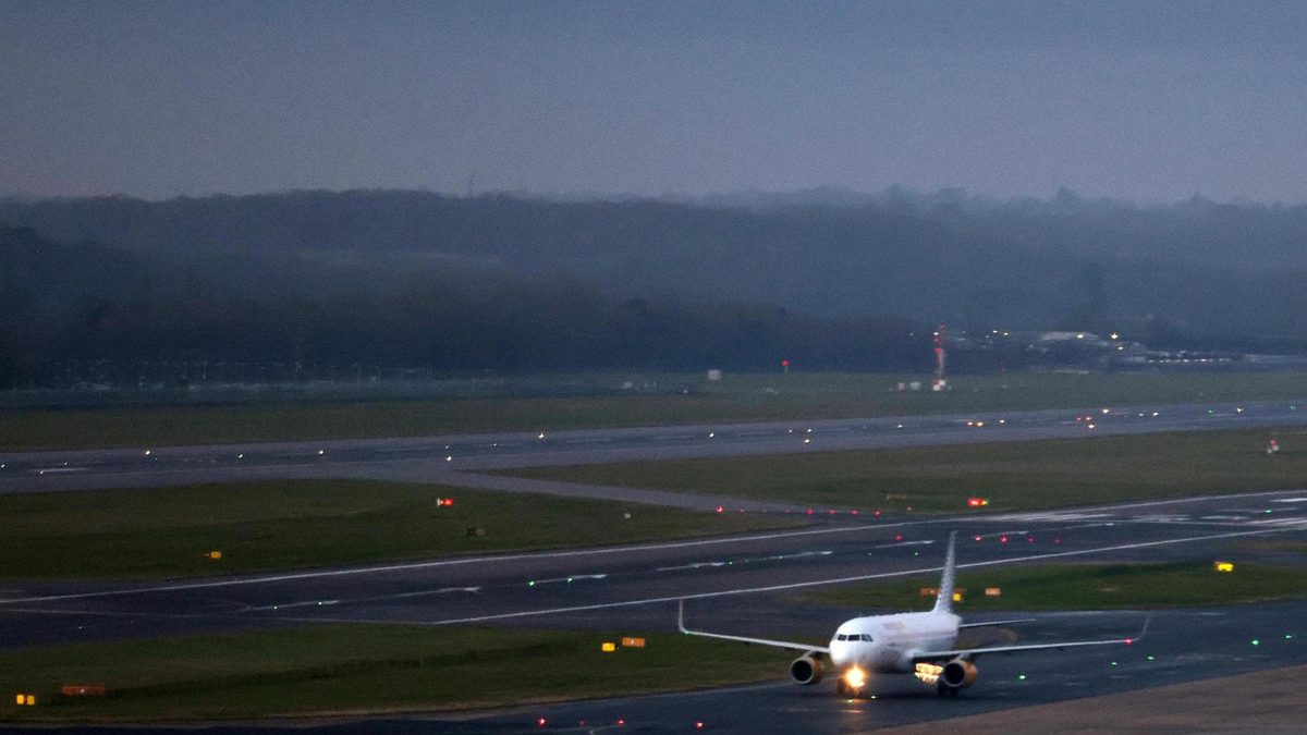 Traffico aereo in tilt nel Regno Unito: coinvolti anche gli scali di Heathrow e Gatwick