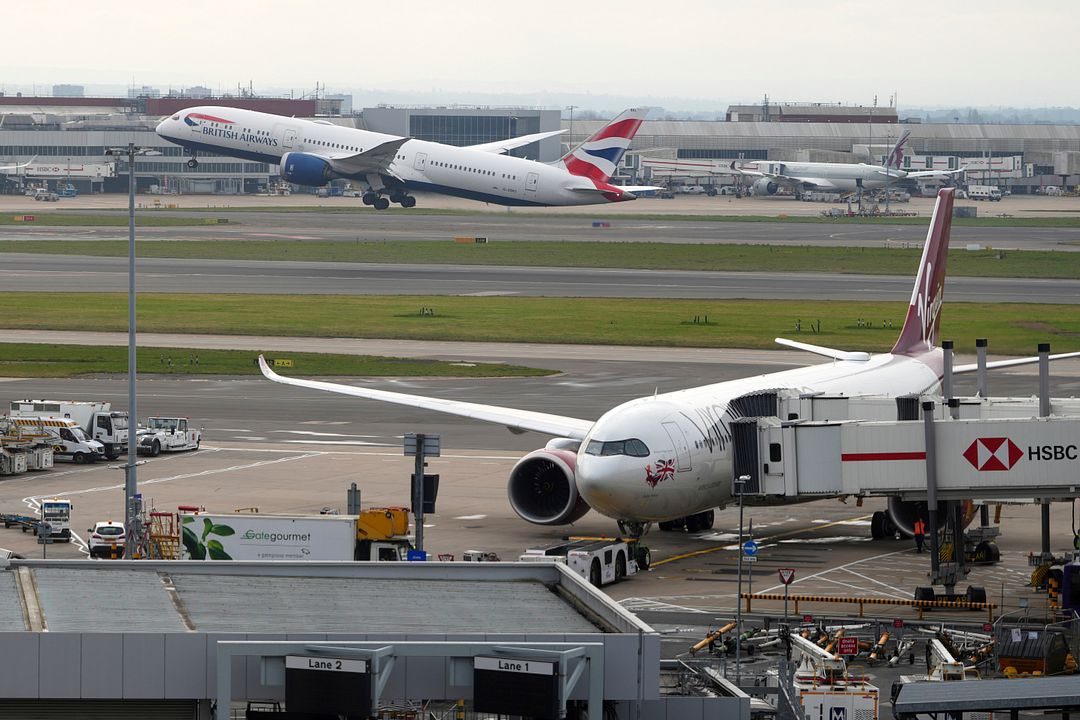 Problemer ved britiske flyplasser – nærmere 300 avganger innstilt