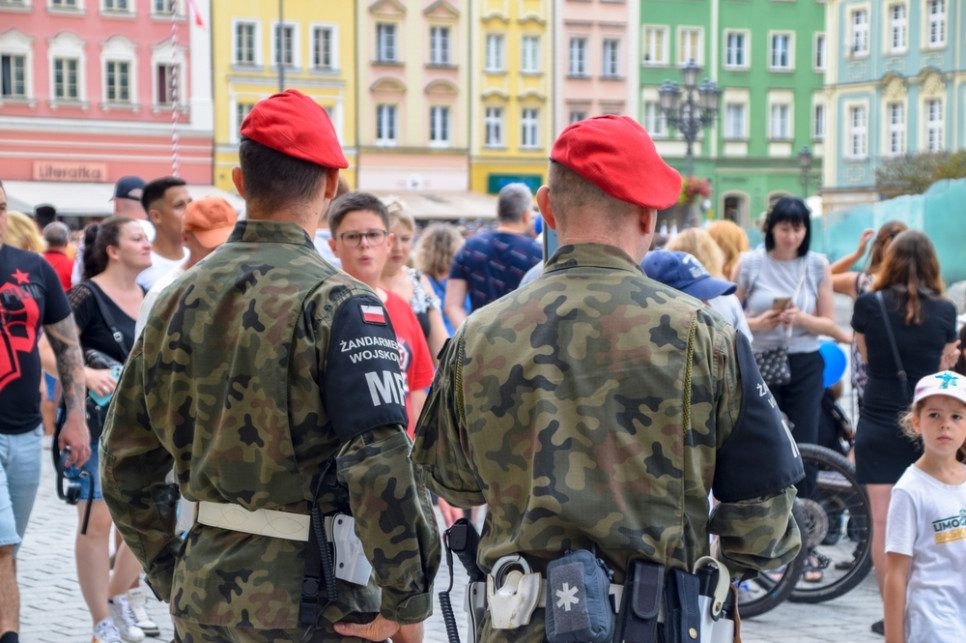 Użył drabiny i koca. Próba wtargnięcia do jednostki wojskowej w Kielcach