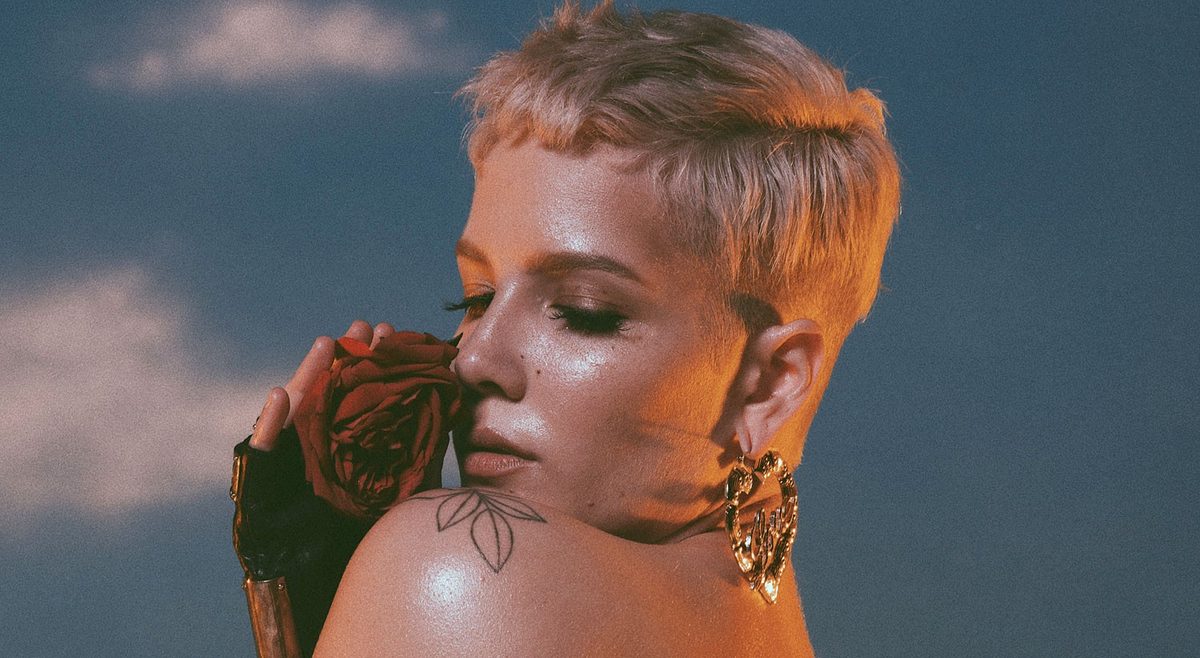 Prestes a se apresentar no Rock in Rio, Halsey diz que está com uma 'infecção pesada no rosto' e 'se entupindo de reméd…