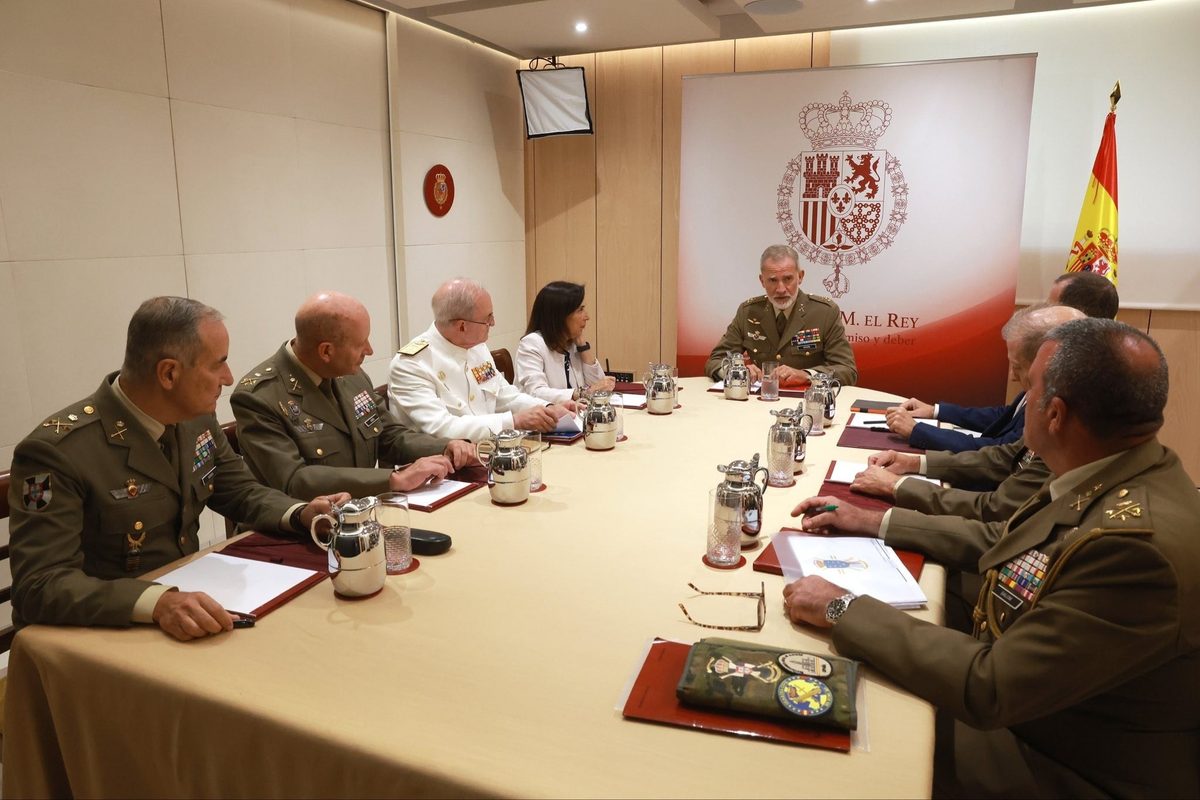 El Rey reúne a Robles y la cúpula del Ejército para analizar la situación en Ceuta “desde el punto de vista de la defen…